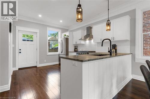 39 Fairleigh Avenue N, Hamilton, ON - Indoor Photo Showing Kitchen With Upgraded Kitchen