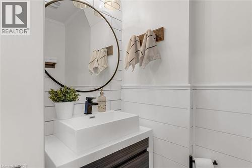 39 Fairleigh Avenue N, Hamilton, ON - Indoor Photo Showing Bathroom