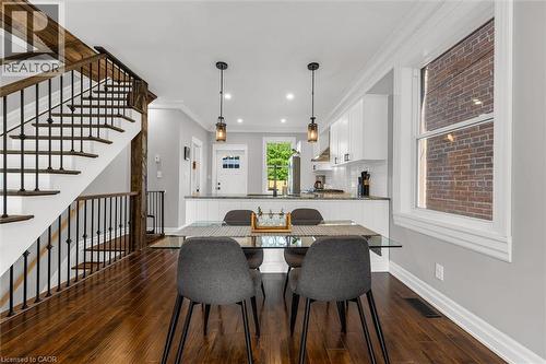 39 Fairleigh Avenue N, Hamilton, ON - Indoor Photo Showing Dining Room