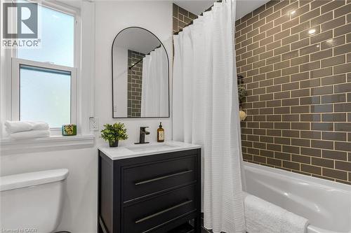 39 Fairleigh Avenue N, Hamilton, ON - Indoor Photo Showing Bathroom