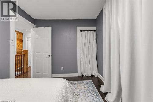 39 Fairleigh Avenue N, Hamilton, ON - Indoor Photo Showing Bedroom