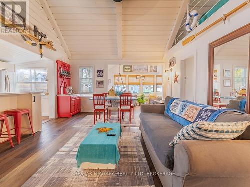 3412 Locust Street, Port Colborne (Sherkston), ON - Indoor Photo Showing Living Room