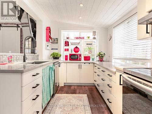 3412 Locust Street, Port Colborne (Sherkston), ON - Indoor Photo Showing Kitchen