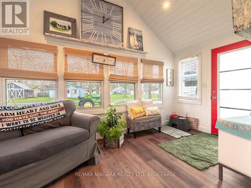 3412 Locust Street, Port Colborne (Sherkston), ON - Indoor Photo Showing Living Room