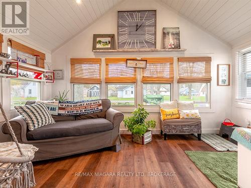 3412 Locust Street, Port Colborne (Sherkston), ON - Indoor Photo Showing Living Room