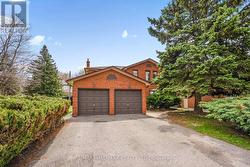 11 GREENVALE TERRACE Toronto, ON M1E 2B7