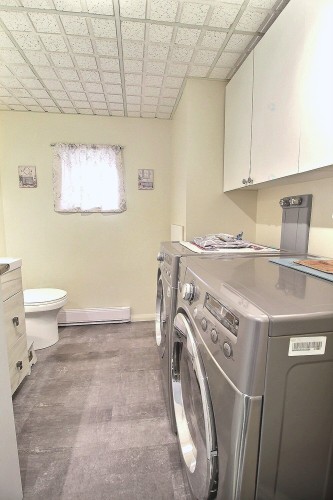 Salle de lavage - 408 Rue Lauzanne, Saint-Eustache, QC - Indoor Photo Showing Laundry Room