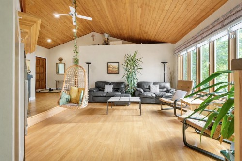 Salon - 605 Ch. De Montfort, Saint-Adolphe-D'Howard, QC - Indoor