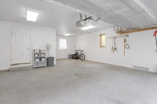 Garage - 605 Ch. De Montfort, Saint-Adolphe-D'Howard, QC - Indoor Photo Showing Garage