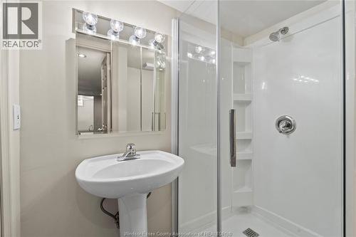 2940 Randolph Avenue, Windsor, ON - Indoor Photo Showing Bathroom