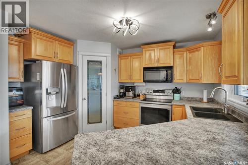 201 Brookside Court, Warman, SK - Indoor Photo Showing Kitchen With Double Sink