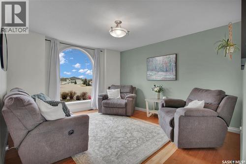 201 Brookside Court, Warman, SK - Indoor Photo Showing Living Room