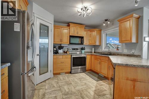201 Brookside Court, Warman, SK - Indoor Photo Showing Kitchen