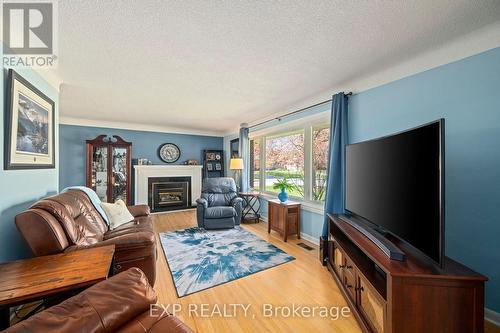490 Blake Street, London South (South K), ON - Indoor Photo Showing Living Room With Fireplace