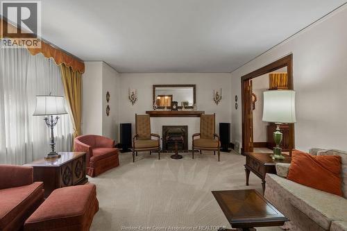 2333 Chilver, Windsor, ON - Indoor Photo Showing Living Room