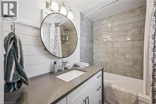 15 Waterside Avenue, Cambridge, ON - Indoor Photo Showing Bathroom