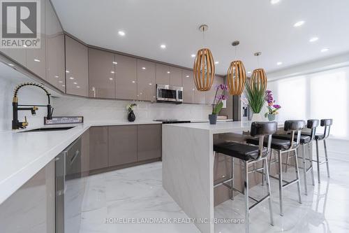 224 Macedonia Crescent, Mississauga, ON - Indoor Photo Showing Kitchen With Upgraded Kitchen