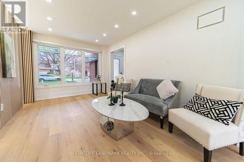 224 Macedonia Crescent, Mississauga, ON - Indoor Photo Showing Living Room