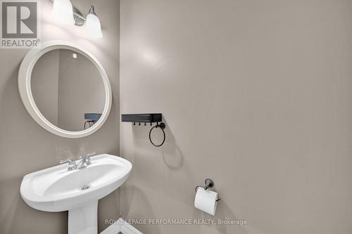 590 Kochar Drive, Ottawa, ON - Indoor Photo Showing Bathroom
