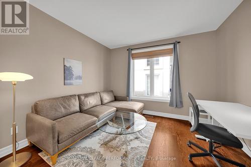 590 Kochar Drive, Ottawa, ON - Indoor Photo Showing Living Room