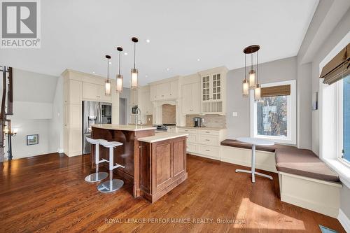 590 Kochar Drive, Ottawa, ON - Indoor Photo Showing Kitchen With Upgraded Kitchen