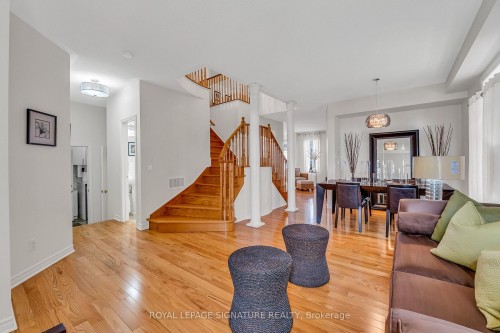3319 Tacc Drive, Mississauga, ON - Indoor Photo Showing Living Room