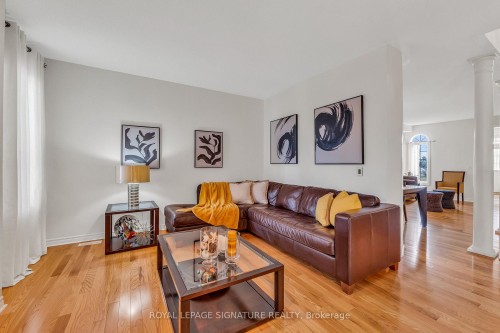 3319 Tacc Drive, Mississauga, ON - Indoor Photo Showing Living Room