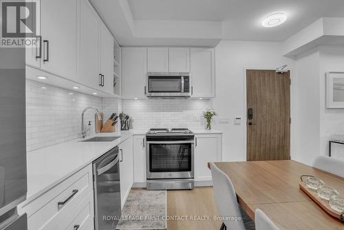 407 - 100 Eagle Rock Way, Vaughan, ON - Indoor Photo Showing Kitchen With Upgraded Kitchen