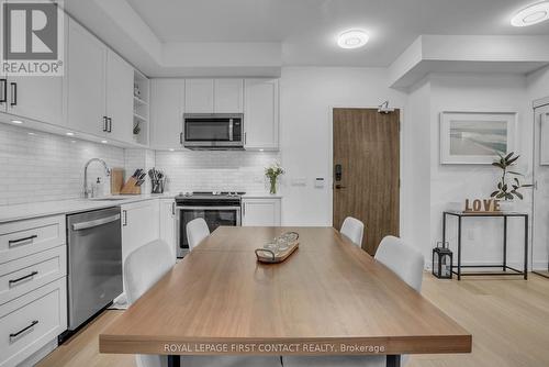 407 - 100 Eagle Rock Way, Vaughan, ON - Indoor Photo Showing Kitchen With Upgraded Kitchen
