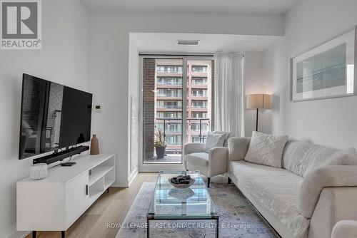 407 - 100 Eagle Rock Way, Vaughan, ON - Indoor Photo Showing Living Room