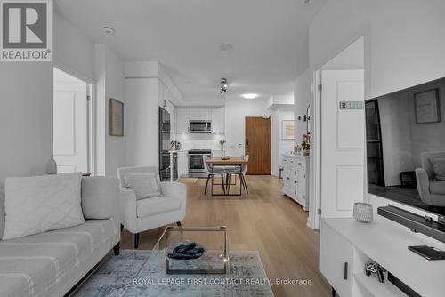 407 - 100 Eagle Rock Way, Vaughan, ON - Indoor Photo Showing Living Room