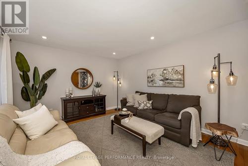 1960 Othello Avenue, Ottawa, ON - Indoor Photo Showing Living Room