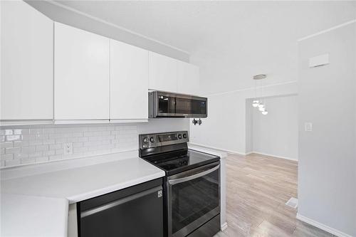 511 Yale Avenue E, Winnipeg, MB - Indoor Photo Showing Kitchen