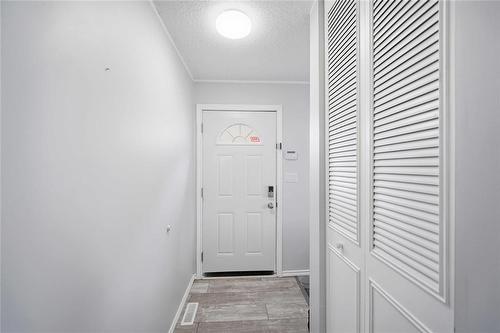 511 Yale Avenue E, Winnipeg, MB - Indoor Photo Showing Other Room