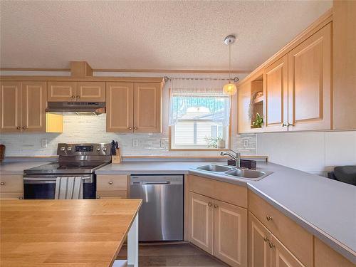 135 Glendale Bay, Brandon, MB 
