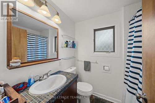 Bathroom on the 2nd floor - 873 Smyth Road, Ottawa, ON - Indoor Photo Showing Bathroom