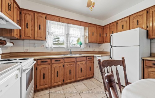 1322 Kelly Road, Mississauga, ON - Indoor Photo Showing Kitchen With Double Sink