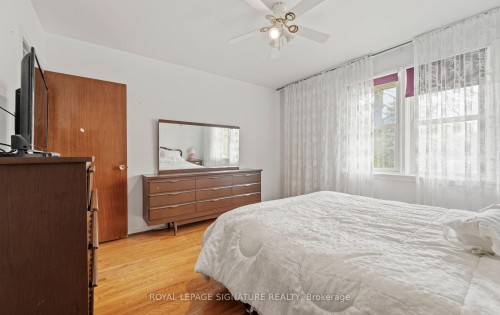 1322 Kelly Road, Mississauga, ON - Indoor Photo Showing Bedroom