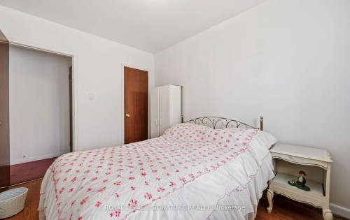 1322 Kelly Road, Mississauga, ON - Indoor Photo Showing Bedroom