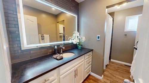 409 22Nd Avenue, Cranbrook, BC - Indoor Photo Showing Bathroom