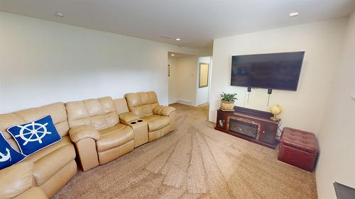 409 22Nd Avenue, Cranbrook, BC - Indoor Photo Showing Living Room
