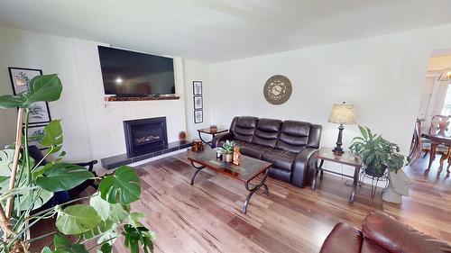 409 22Nd Avenue, Cranbrook, BC - Indoor Photo Showing Living Room With Fireplace