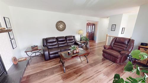 409 22Nd Avenue, Cranbrook, BC - Indoor Photo Showing Living Room