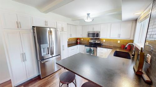 409 22Nd Avenue, Cranbrook, BC - Indoor Photo Showing Kitchen