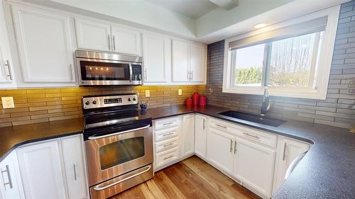 409 22Nd Avenue, Cranbrook, BC - Indoor Photo Showing Kitchen
