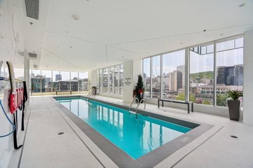 Piscine - 1606-1155 Rue De La Montagne, Montréal (Ville-Marie), QC - Indoor Photo Showing Other Room With In Ground Pool