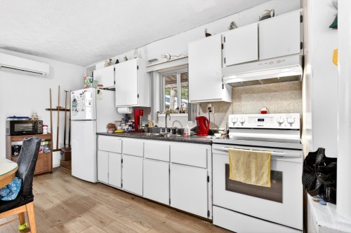 Cuisine - 2102 Ch. De Way'S Mills, Barnston-Ouest, QC - Indoor Photo Showing Kitchen With Double Sink