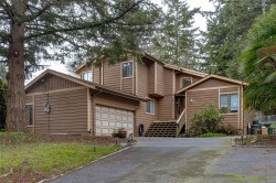 7318 Veyaness Rd Central Saanich, BC V8M 1M3