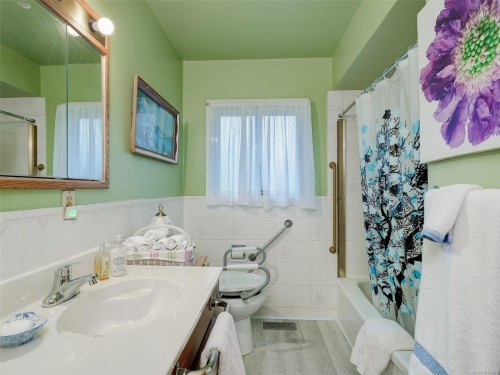 4231 Interurban Rd, Saanich, BC 