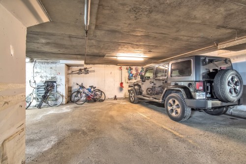 Garage - 6794 Ch. Louis-Pasteur, Côte-Saint-Luc, QC - Indoor Photo Showing Garage